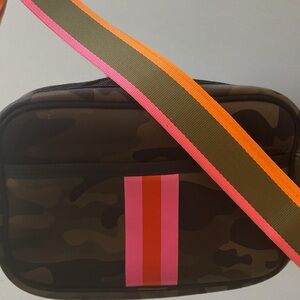 HAUTE SHORE Drew Showoff Compact Crossbody